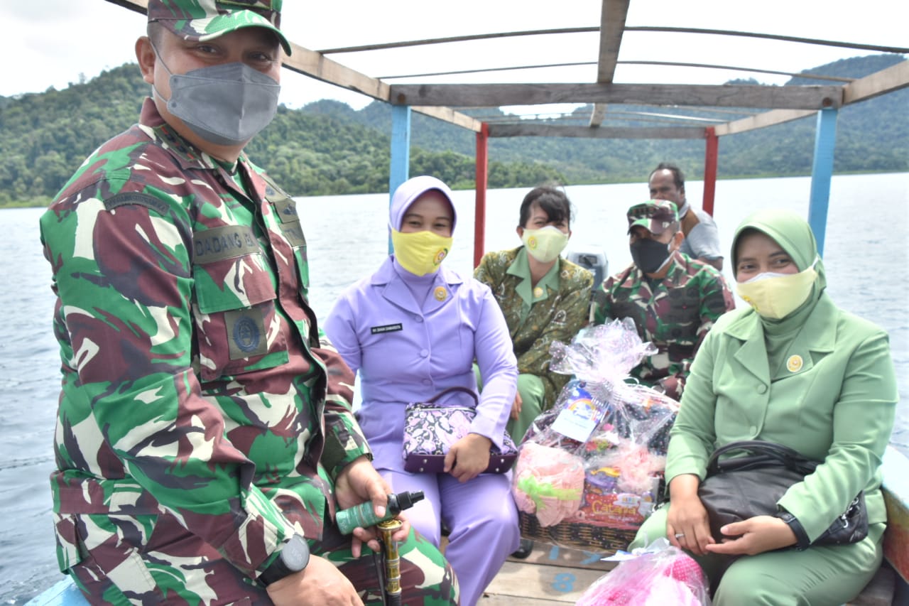 Danrem 023/KS Tinjau Serbuan Vaksinasi Massal Dosis Kedua dan Salurkan Bansos di Pulau Terpencil