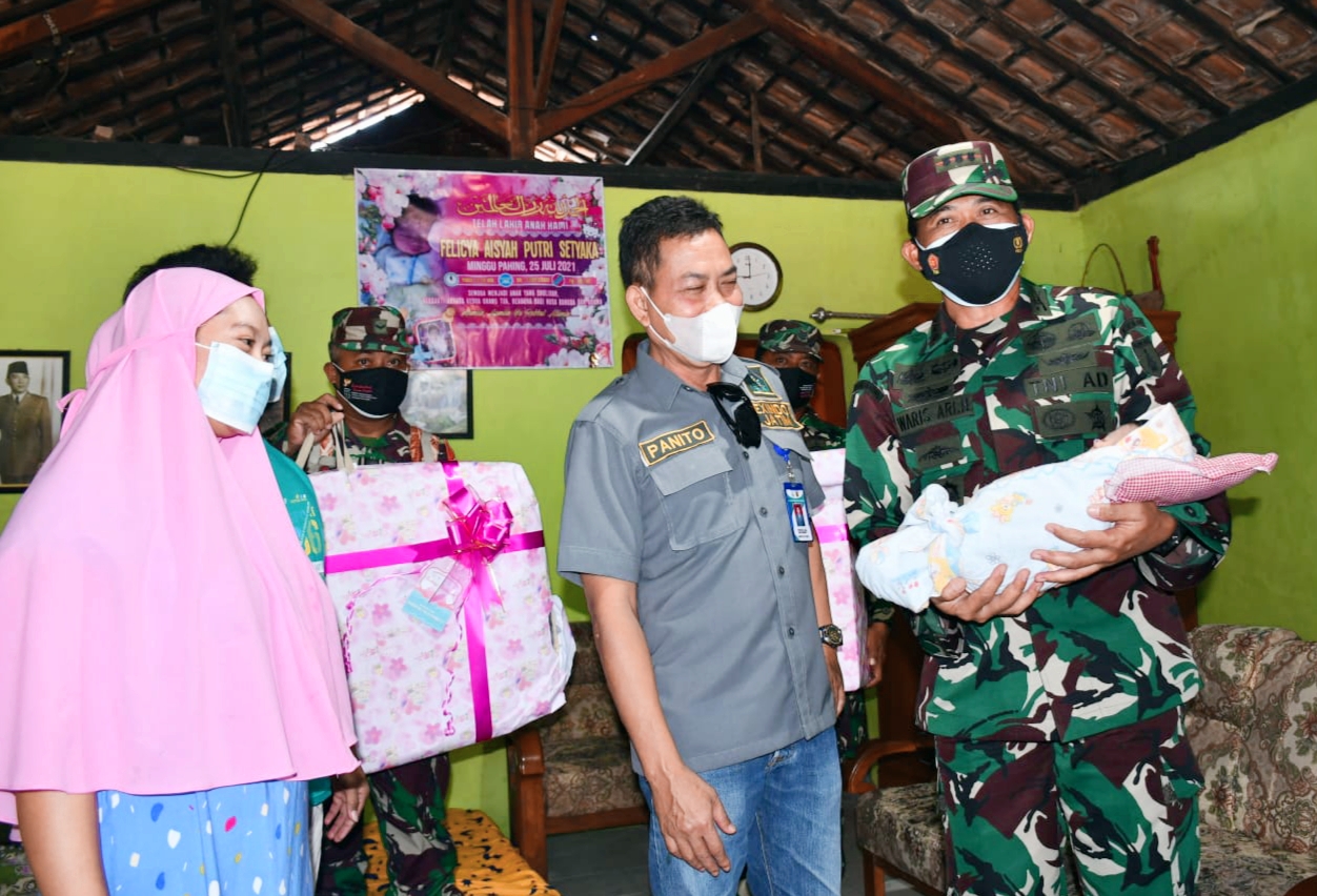 Danrem 081/DSJ Gendong Felicya, Bayi Yang Sempat Ditolongnya