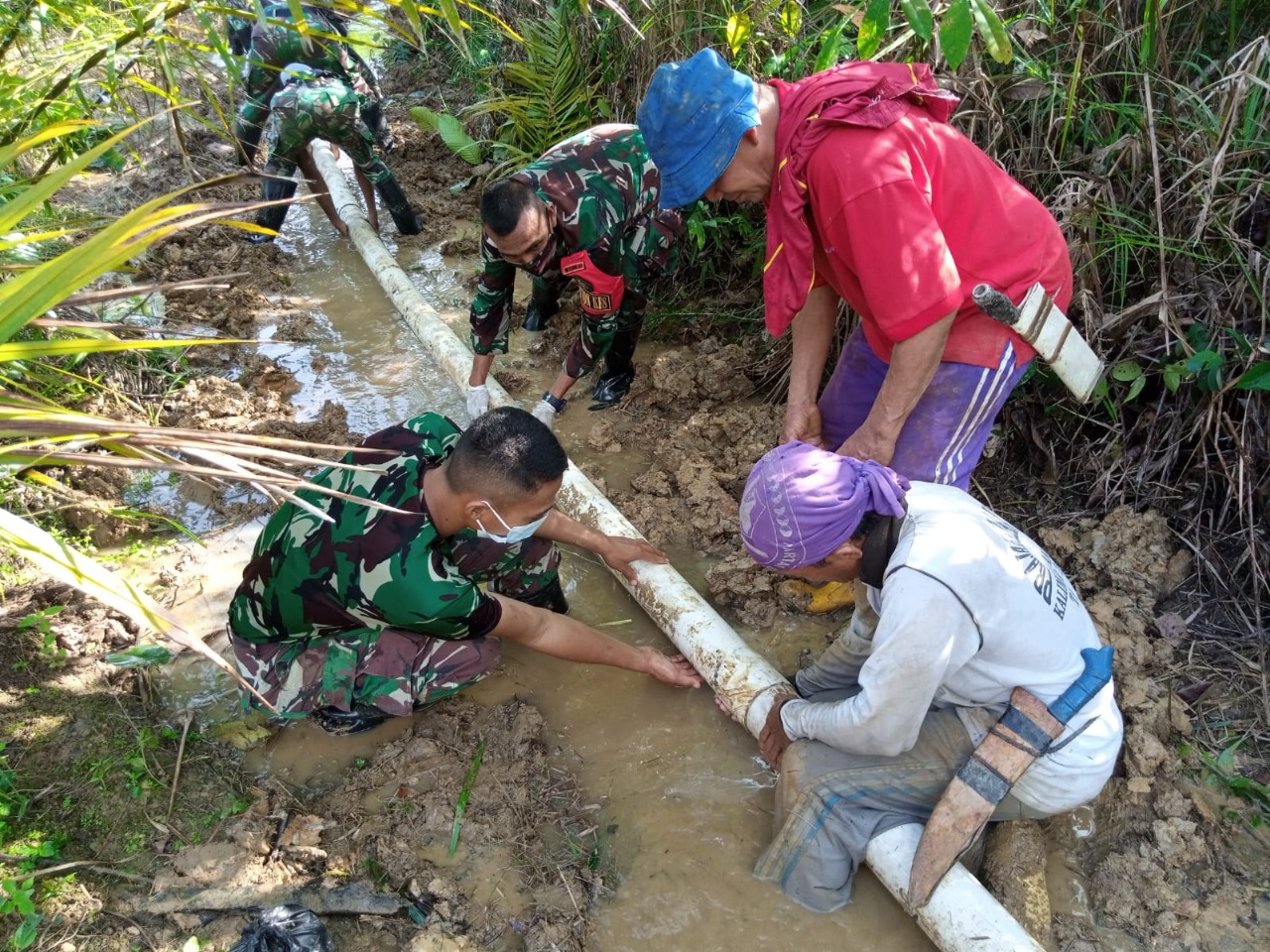 Satgas Pamtas Yonif Mekanis 643/WNS Bantu Perbaiki Pipa Saluran Air Yang Rusak Di Perbatasan