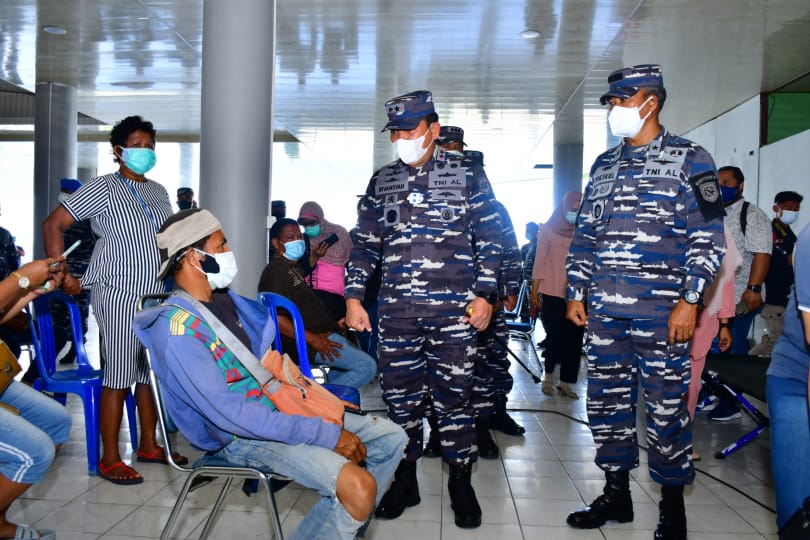 Kali Ketiga, TNI AL Gelar Serbuan Vaksinasi Penumpang Kapal, Tenaga Bongkar Muat dan Pedagang Asongan Di Pelabuhan Umum Sorong