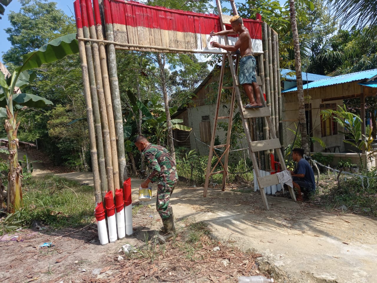 Menyambut HUT RI Ke 76 , Satgas Pamtas Yonif Mekanis 643/WNS Bangun Gapura Bersama Warga Perbatasan