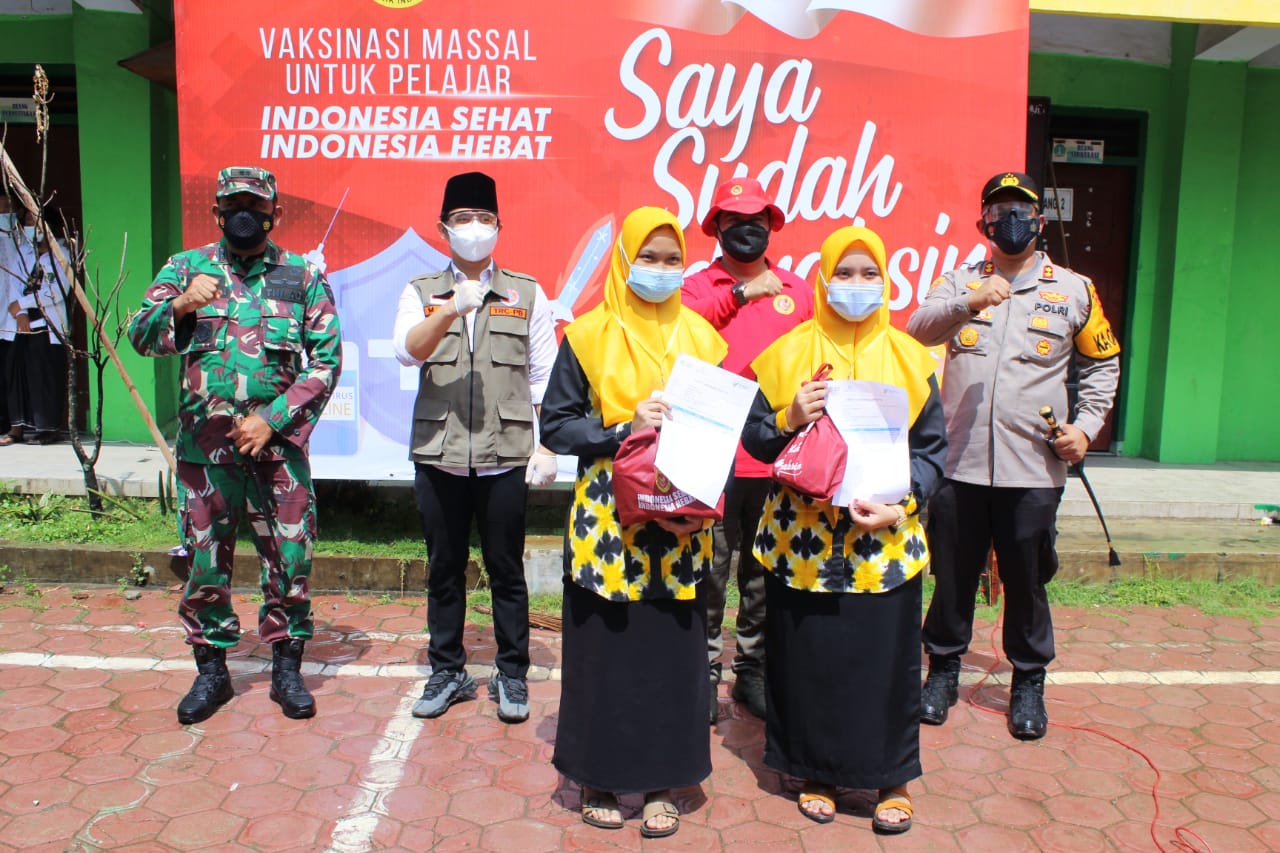 Dandim 0806 Bersama Forkopimda Trenggalek Dampingi BIN Daerah Jatim Tinjau Pelaksanaan Vaksinasi Massal Pelajar