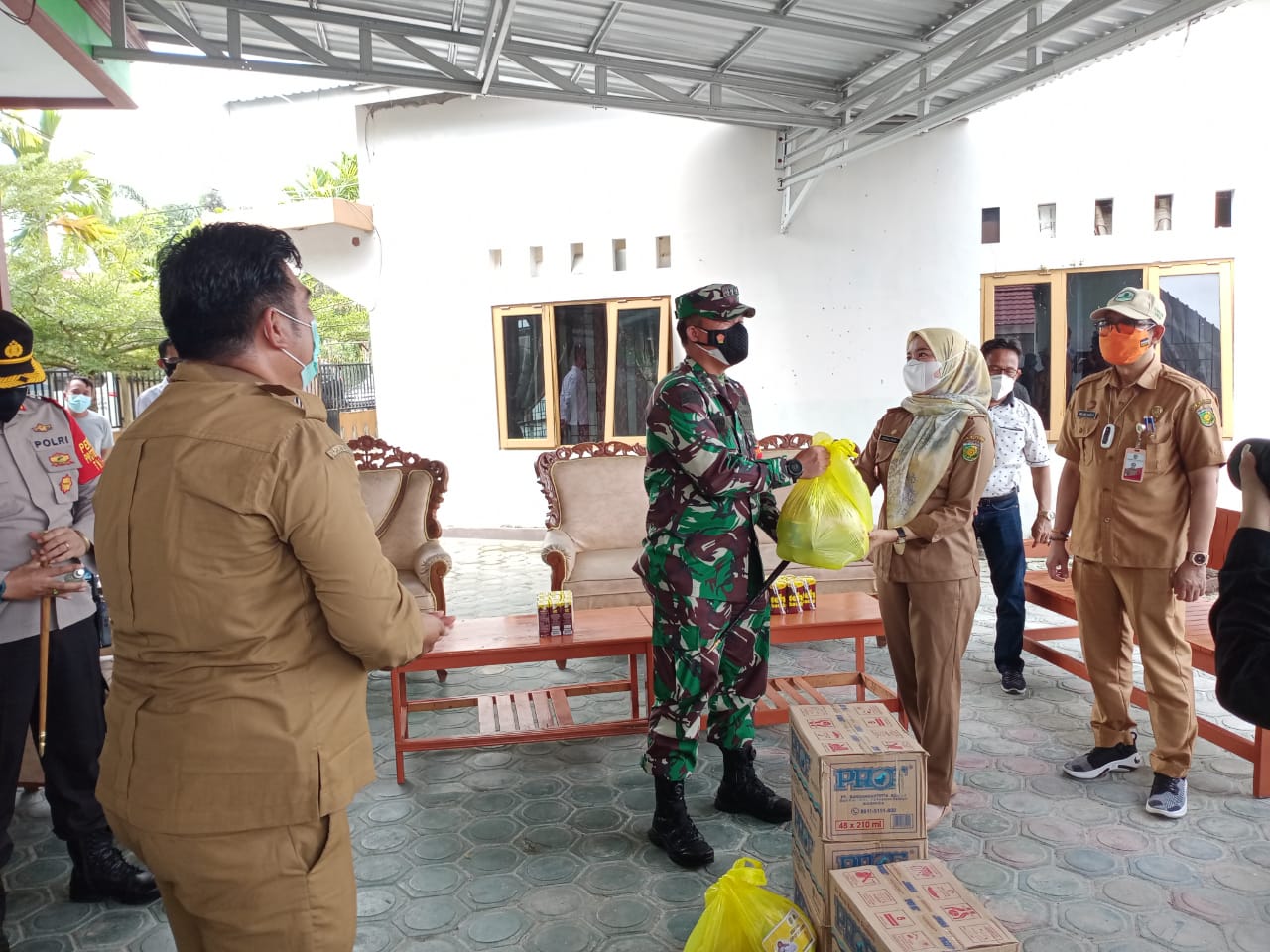 Dandim Bersama Forkopimda Palangka Raya Salurkan Bansos Bagi Warga Isoman