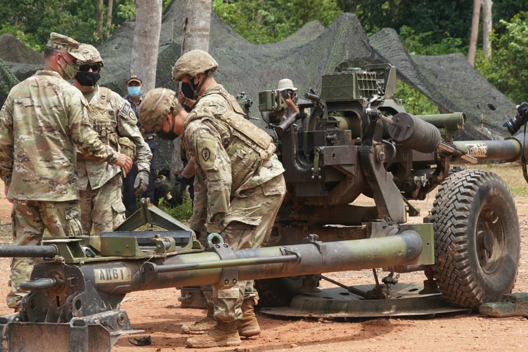 Pangkostrad Dampingi Kasad Tinjau Demonstrasi Meriam M119A2 105 MM Howitzer Milik US ARMY