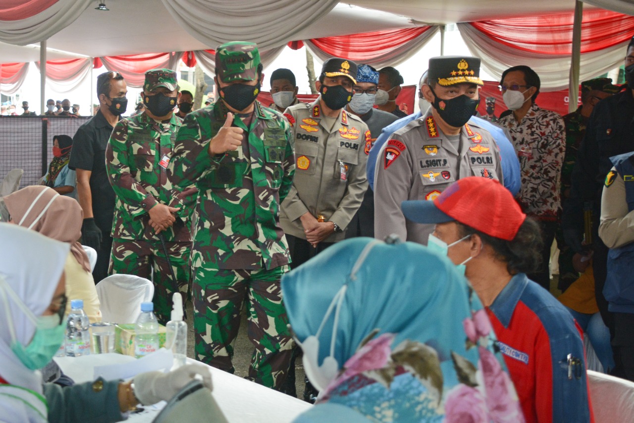 Panglima TNI Dan Kapolri Tinjau Pelaksanaan Vaksinasi Di PT. Kahatex Bandung