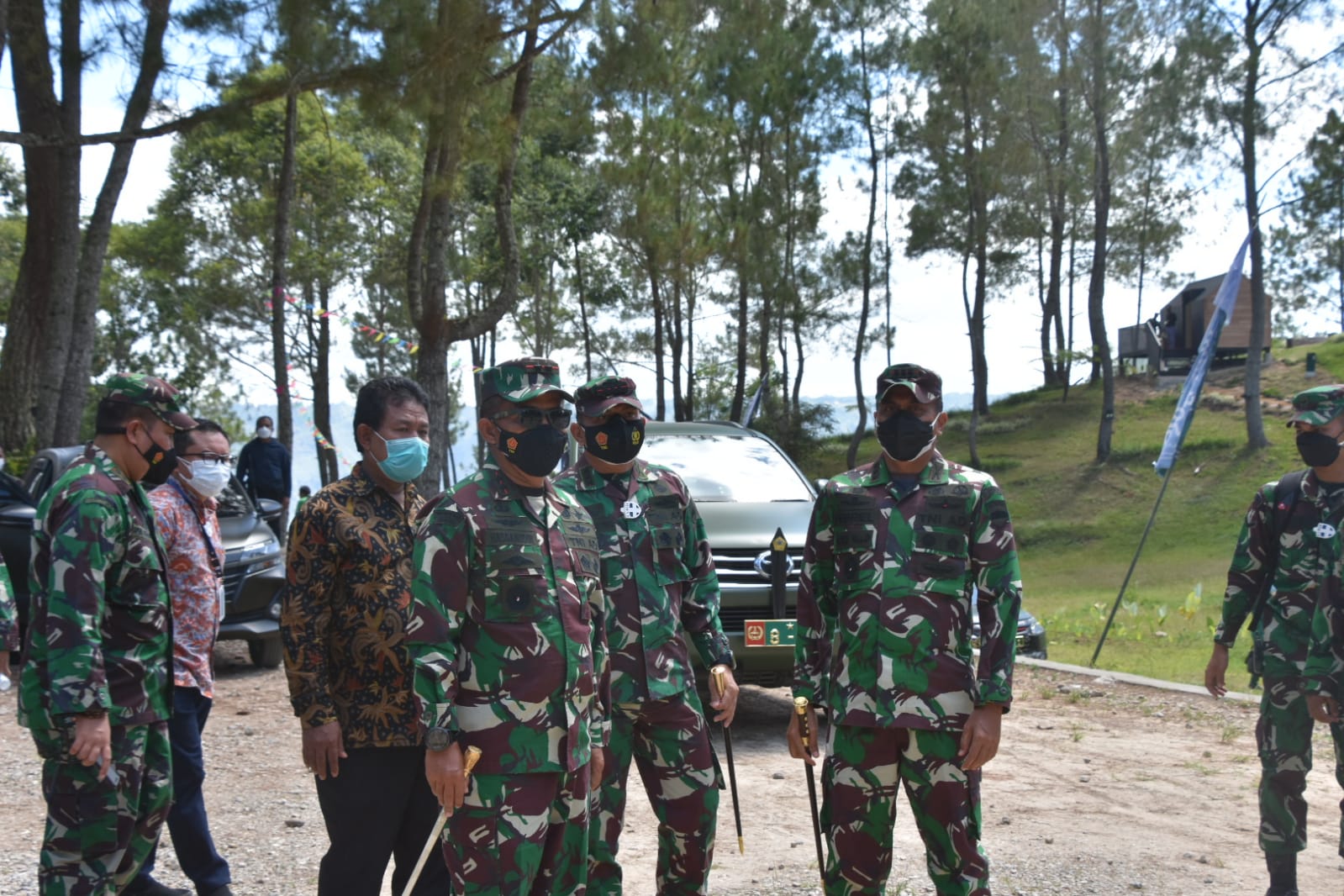 Pangdam I/BB Didampingi Danrem 023/KS Ginjau Serbuan Vaksinasi Massal Cobid-19 di Kaldera Kabupaten Toba