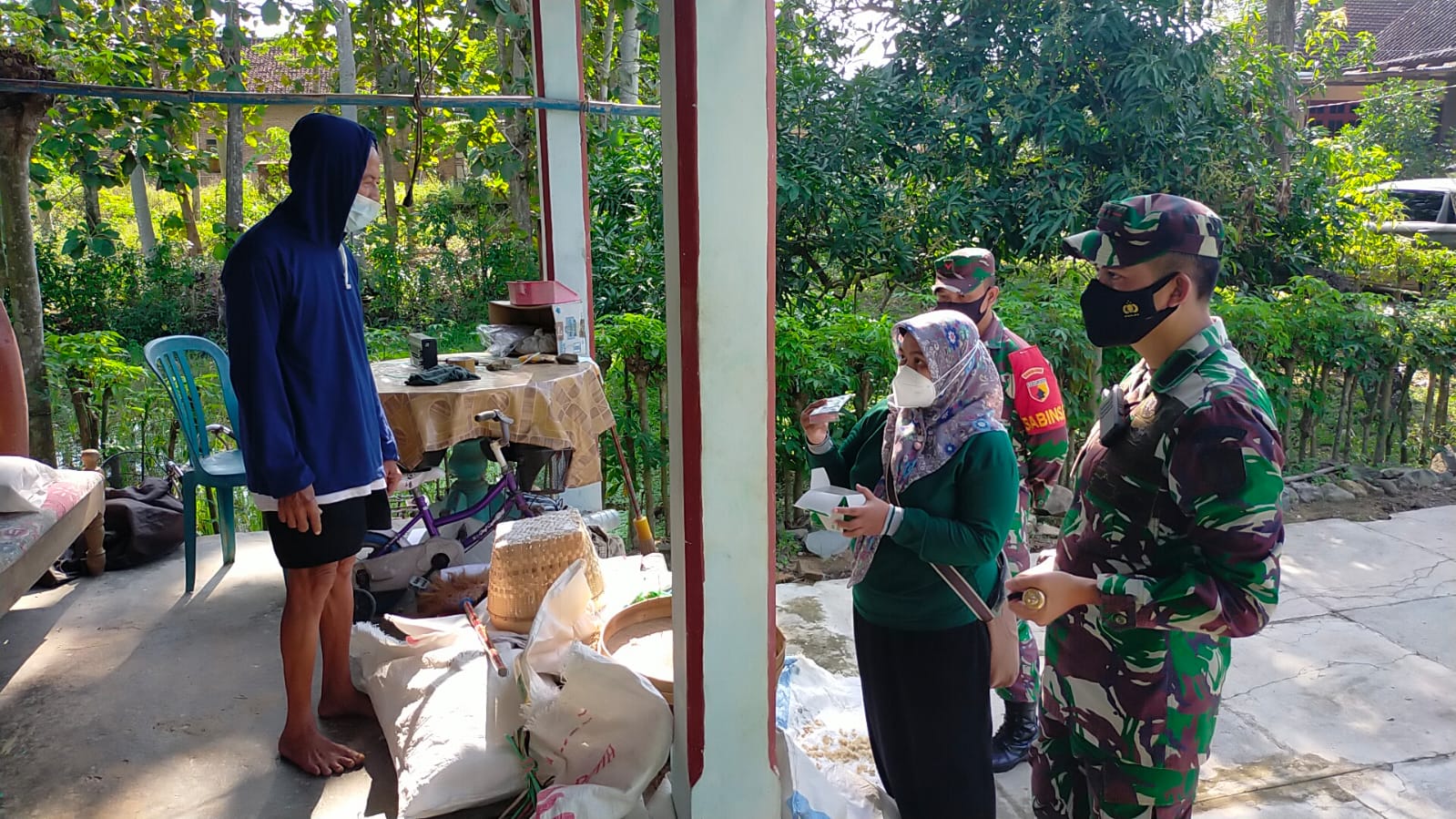 Dandim 0801 Pacitan Bersama Nakes Salurkan Obat Kepada Warga Yang Isoman