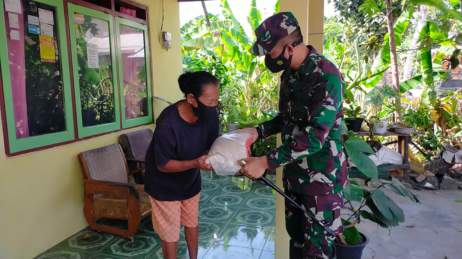 PPKM Darurat, Dandim 0801 Pacitan Terjun Langsung Salurkan Bantuan Beras