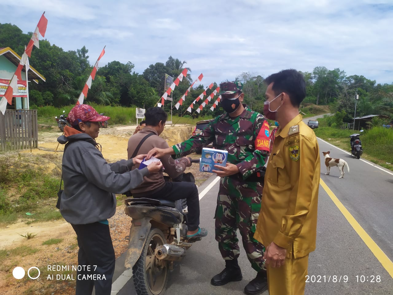 Danramil Rungan Terjun Langsung Bagikan Masker Ke Pengguna Jalan