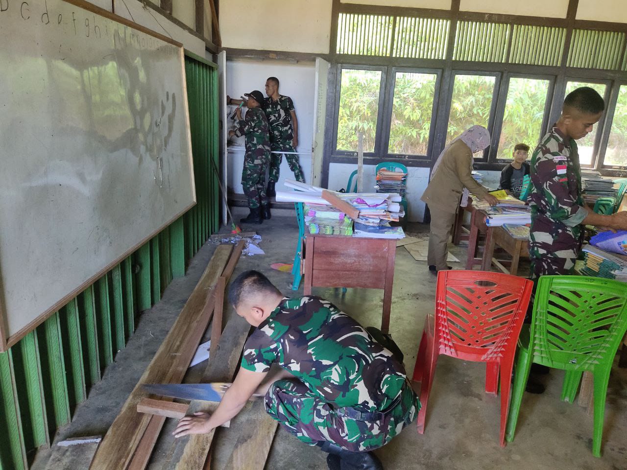 Menyambut Kegiatan Belajar Mengajar Secara Tatap Muka di Sekolah, Satgas Pamtas Yonif Mekanis 643/WNS Membersihkan Sekolah Di Perbatasan