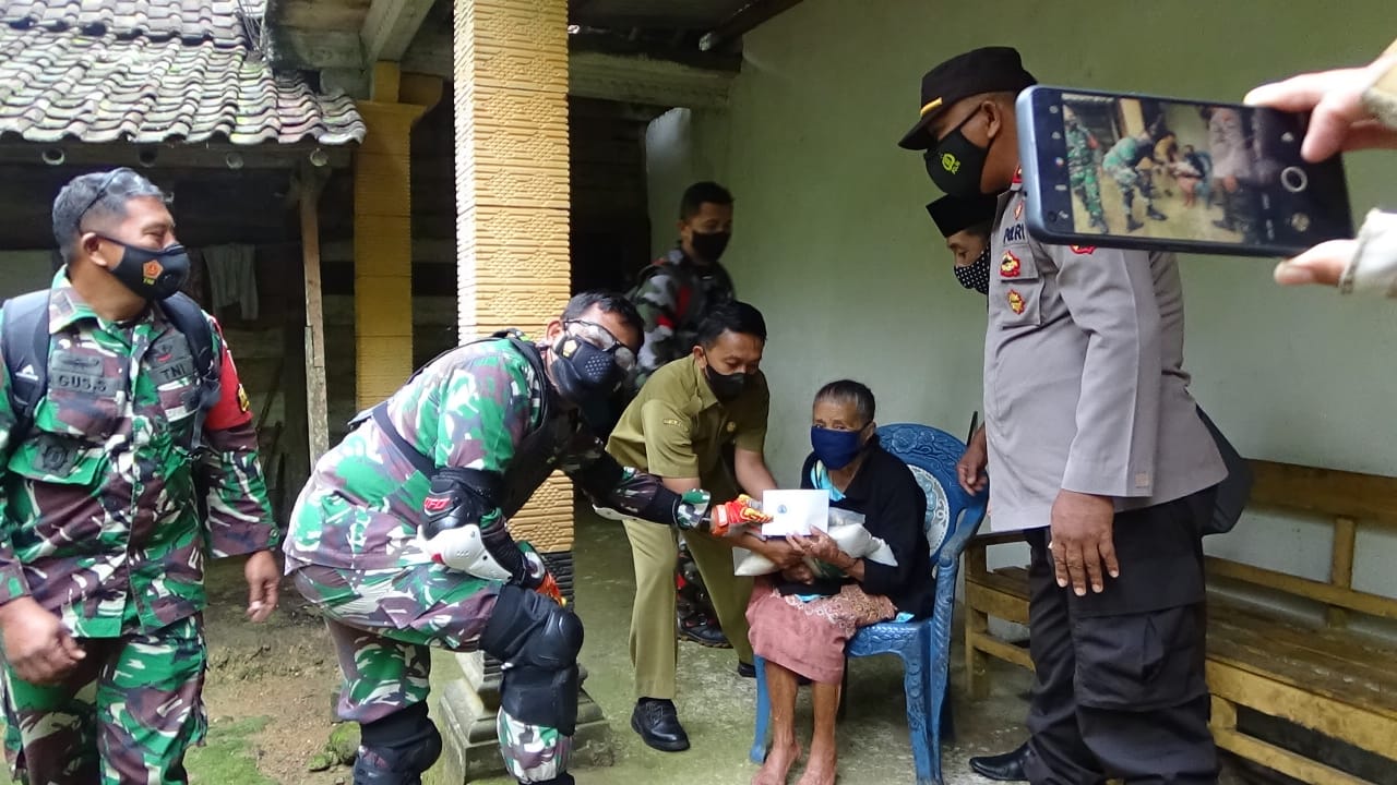 Salurkan Hobi Ngetrail, Dandim 0806/Trenggalek Bertualang Jelajahi Alam Sambil Bakti Sosial