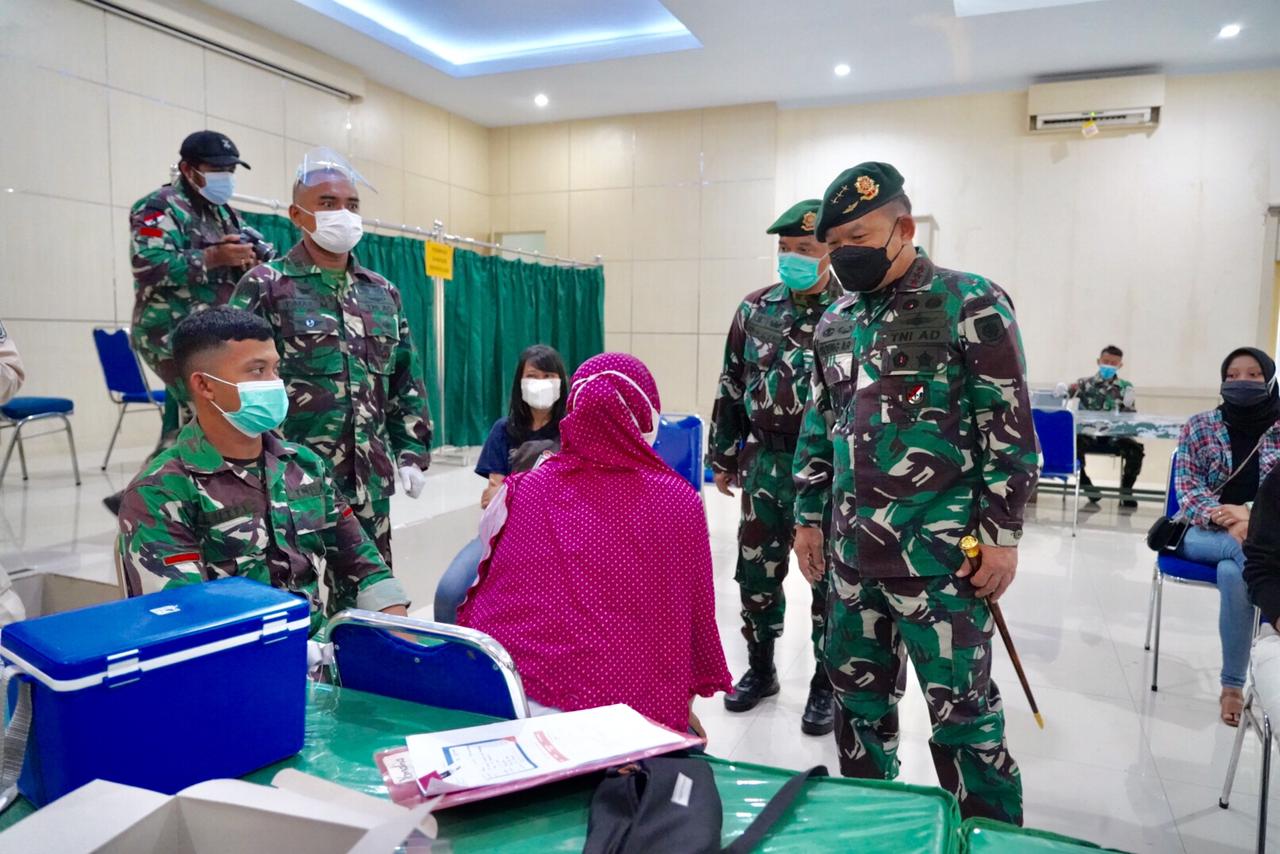 Panglima Kostrad Tinjau Serbuan Vaksin Covid-19 Tahap II di Zeni Kostrad