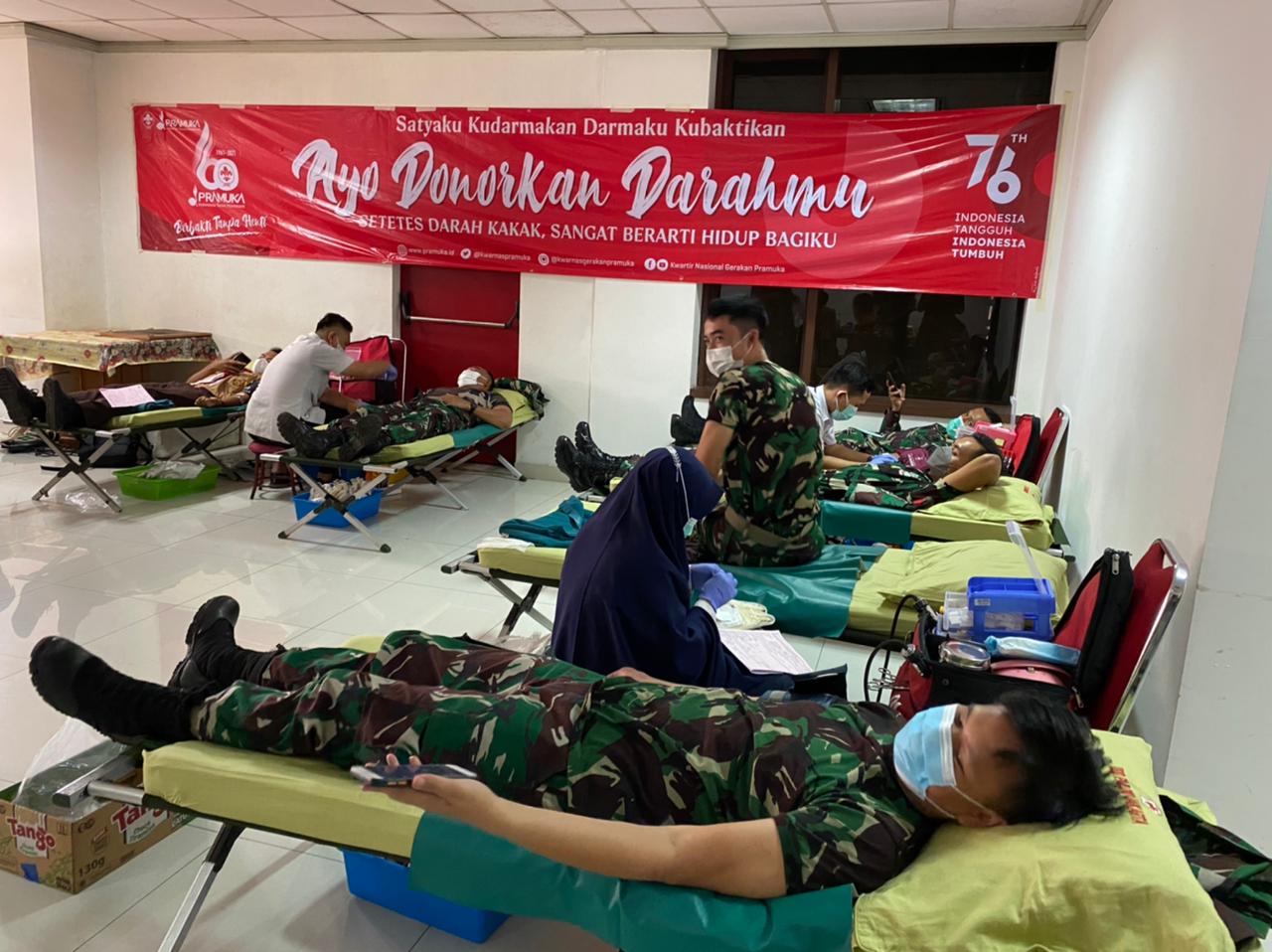 Prajurit Kostrad Ikut Donorkan Darah Dalam Peringatan Hari Pramuka ke-60 tahun 2021