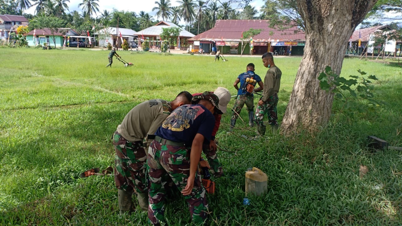 Sambut HUT ke-76 Kemerdekaan RI, Prajurit TNI AL Bakti Sosial Kebersihan Lingkungan di Sorong