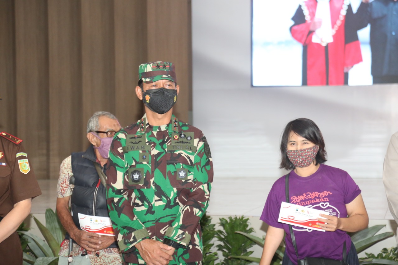 Nakes TNI AL Koarmada II Turut Serta Dalam Serbuan Vaksinasi Penyandang Disabilitas dan ODGJ Di Polda Jatim