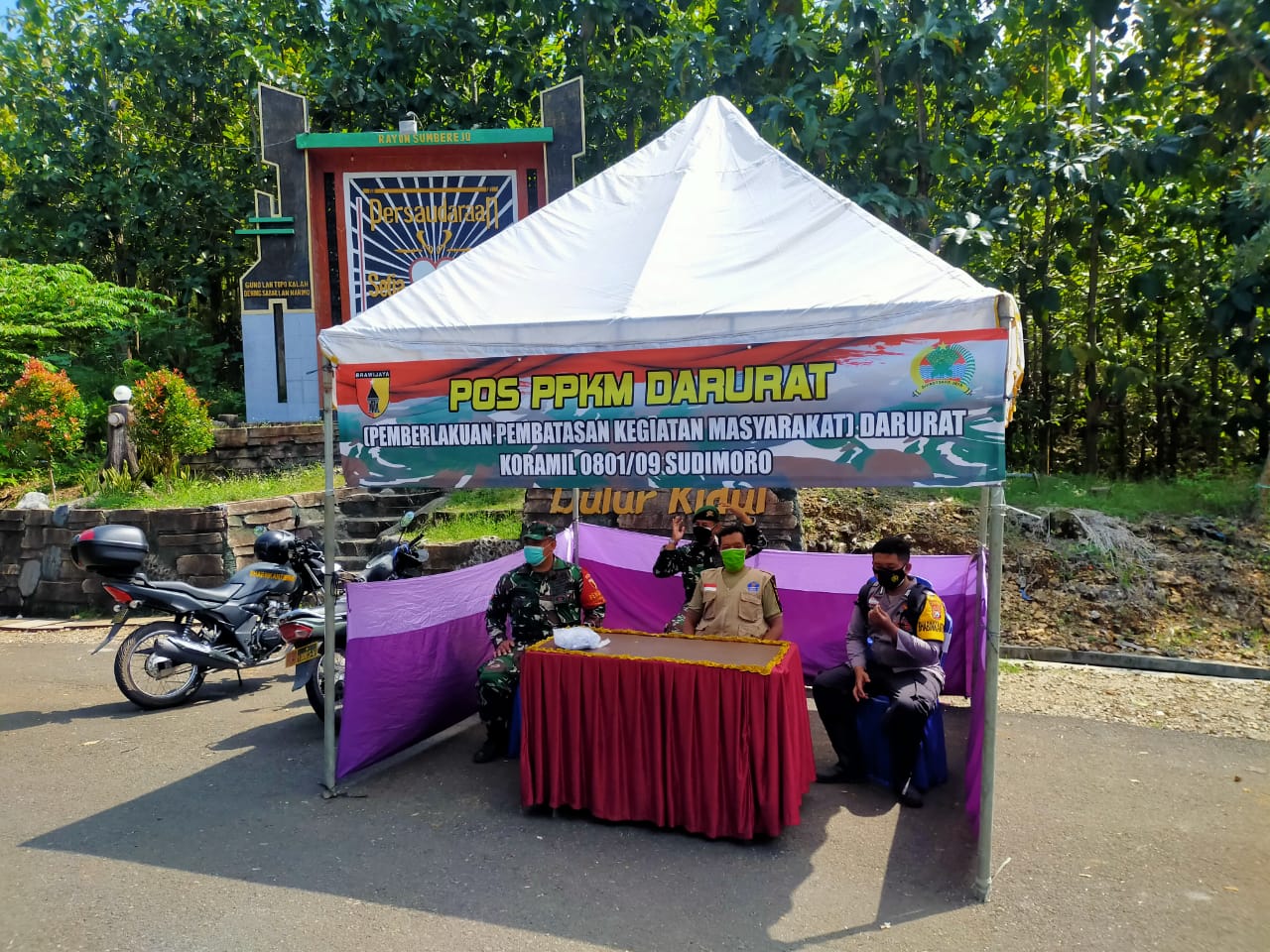 Cegah Penyebaran Covid 19 Babinsa 0801/09 Sudimoro bersama Unsur Terkait Lakukan Penyekatan