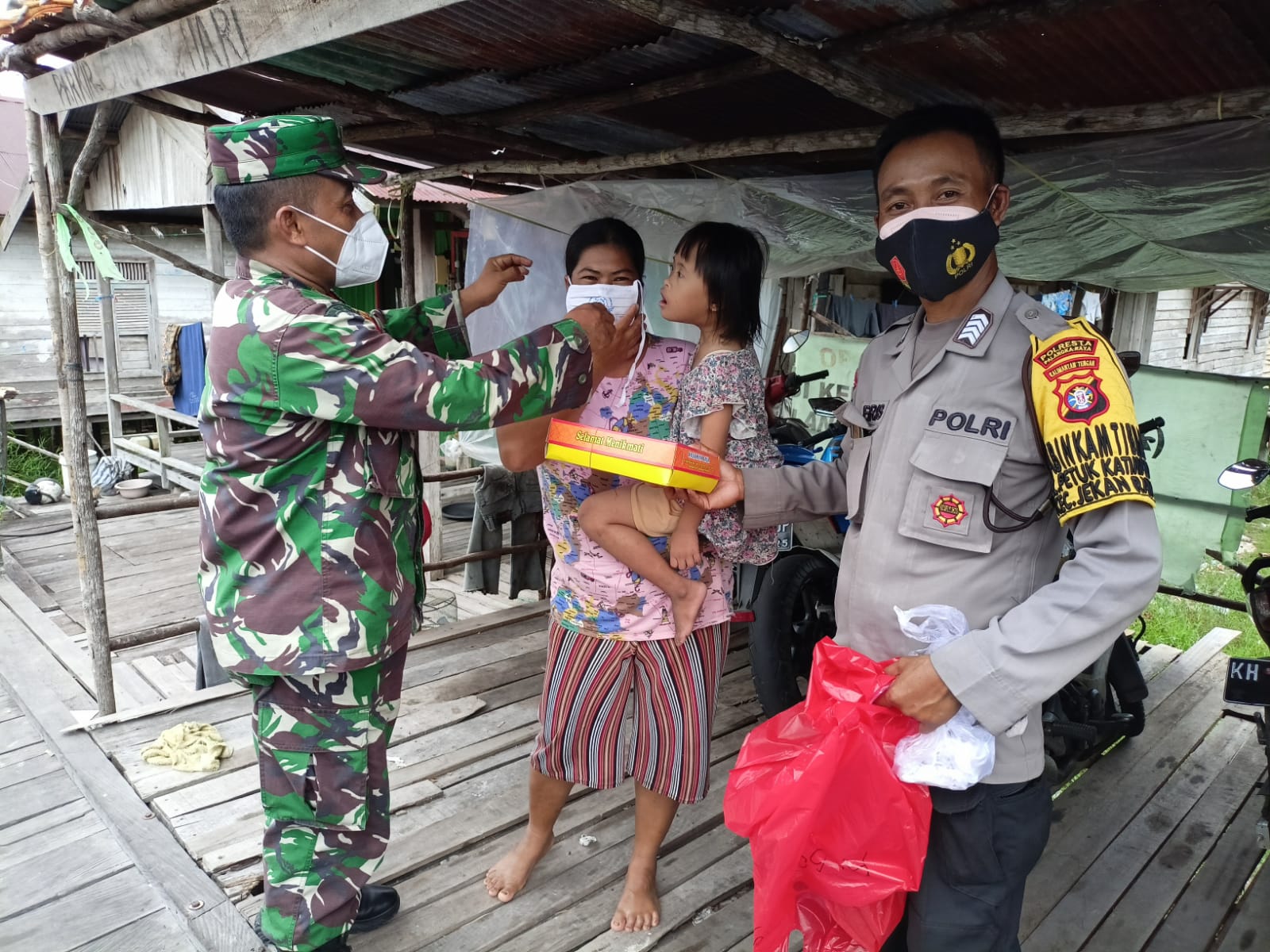 Peduli Warga Isoman, Babinsa Bagikan Nasi Kotak Dari Anggota DPRD