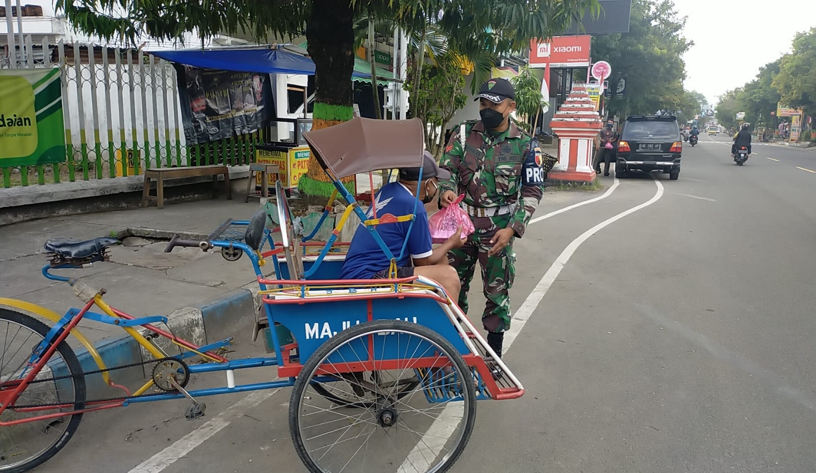 Jum’at Berkah Dimasa PPKM Darurat, Dandim 0801 Pacitan Bagikan Nasi Kotak