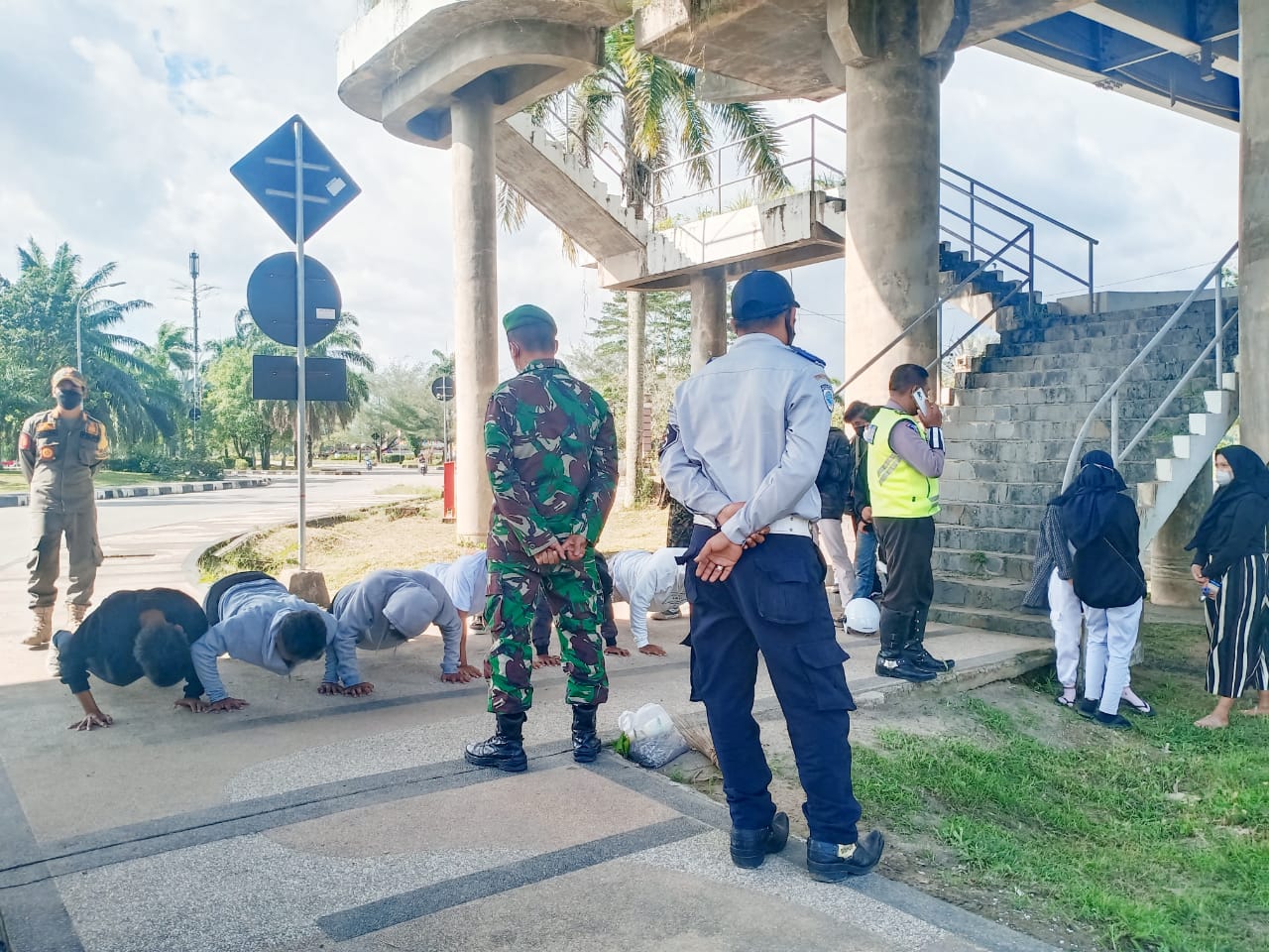 Petugas Gabungan Berikan Sanksi Tegas Kepada Pelanggar Protokol Kesehatan