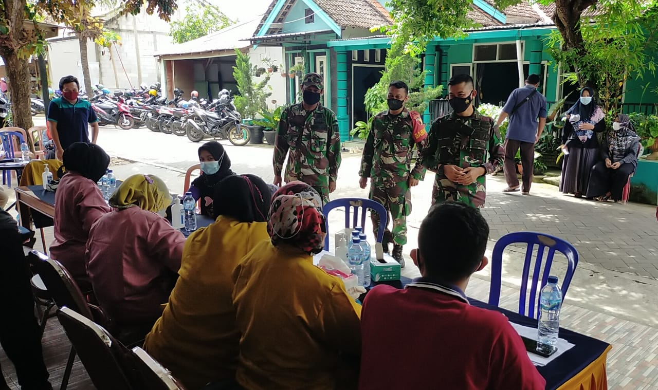 Dandim 0801 Pacitan Meninjau Langsung Serbuan Vaksinasi Di Konveksi Jempol Jari