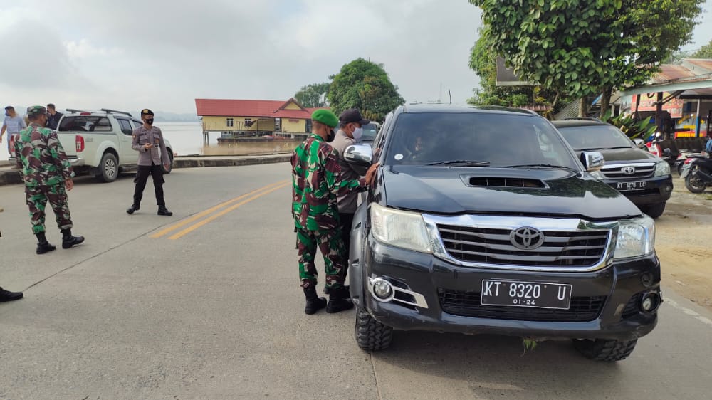 PPKM Level IV Diperpanjang, Petugas Gabungan Lakukan Penyekatan Akses Masuk Kota Raja