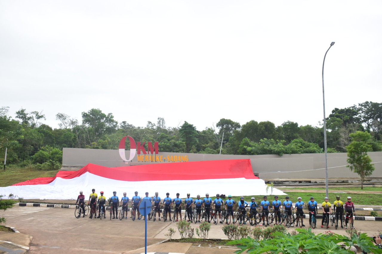 Danrem 174 Merauke Bentangkan  Bendera Merah Putih Raksasa di Titik “0” KM Sota Merauke