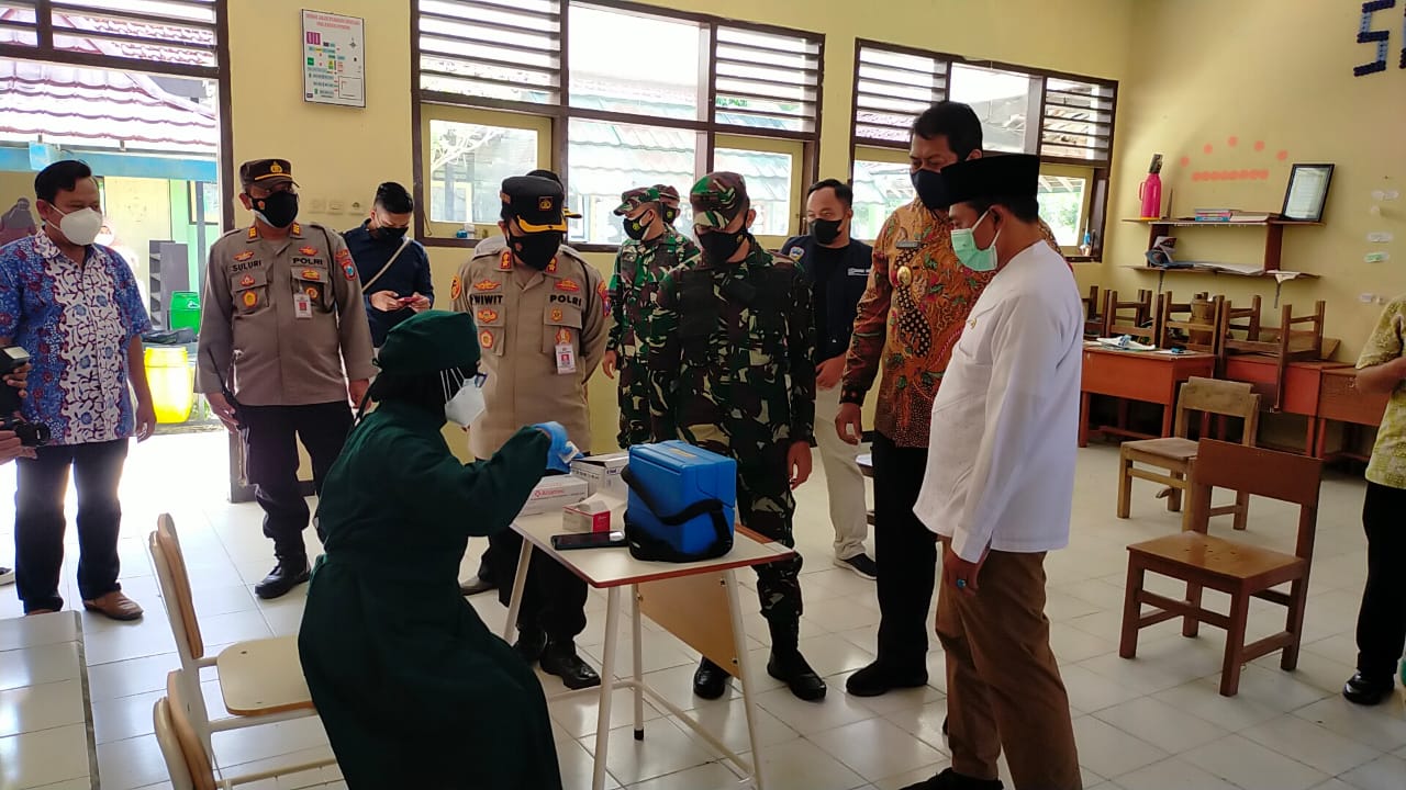 Dandim 0801 Pacitan Bersama Unsur Forkopimda Meninjau Pelaksanaan Vaksinasi