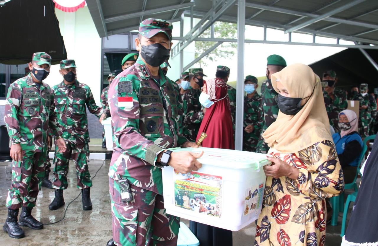 Peduli Warga Terdampak Covid-19, Dankodiklatad Bersama Pangdam XII/Tpr Laksanakan Baksos