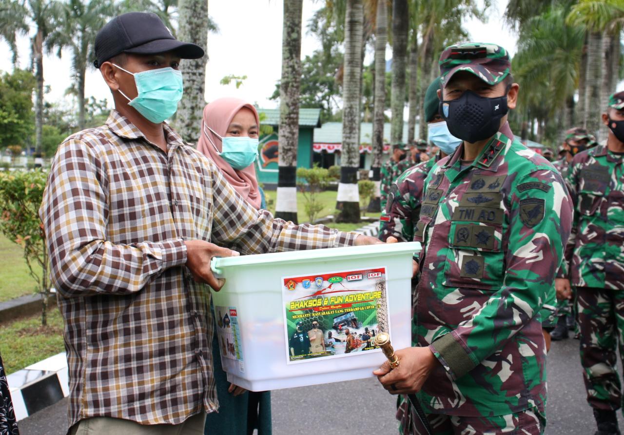 Dankodiklatad Bersama Pangdam XII/Tpr Bantu Warga Terdampak Covid-19 di Mayonif R 641/Bru