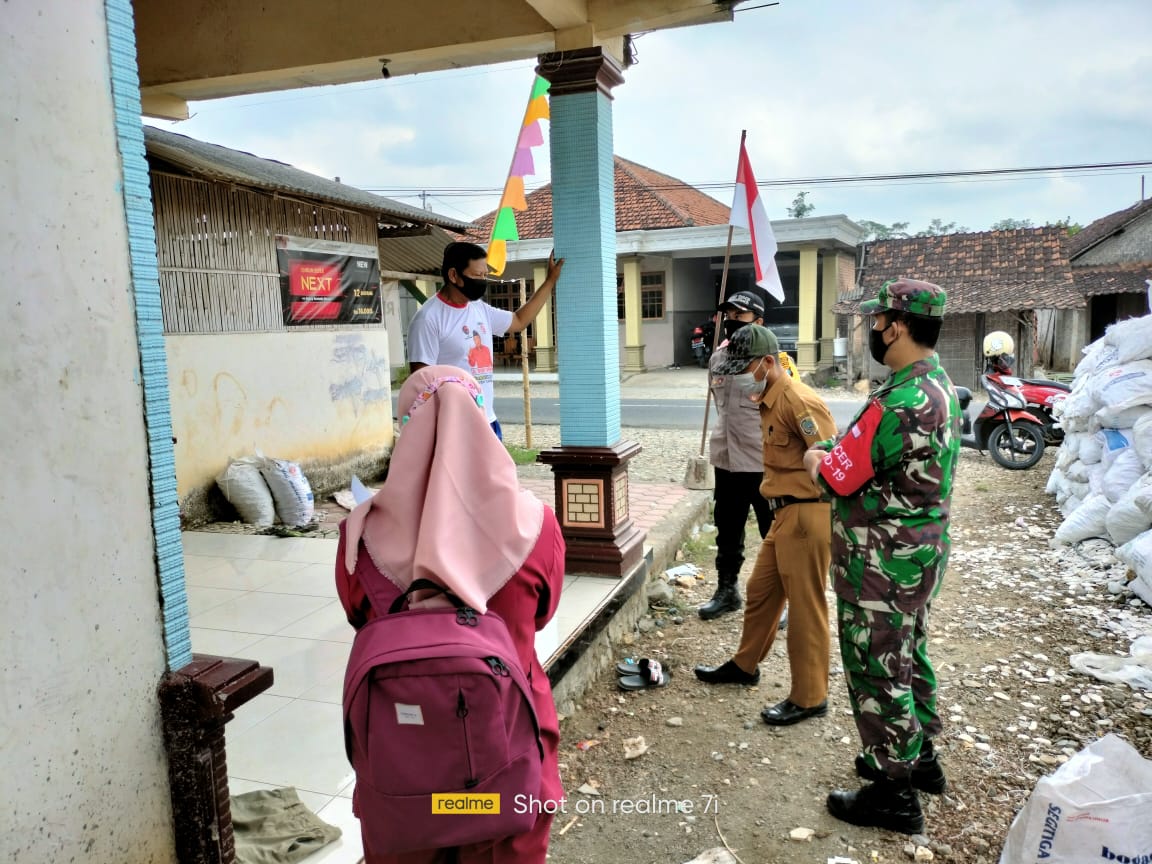 Cegah Tak Meluas, Babinsa Desa Wates Dampingi Nakes Lakukan Tracing Covid 19