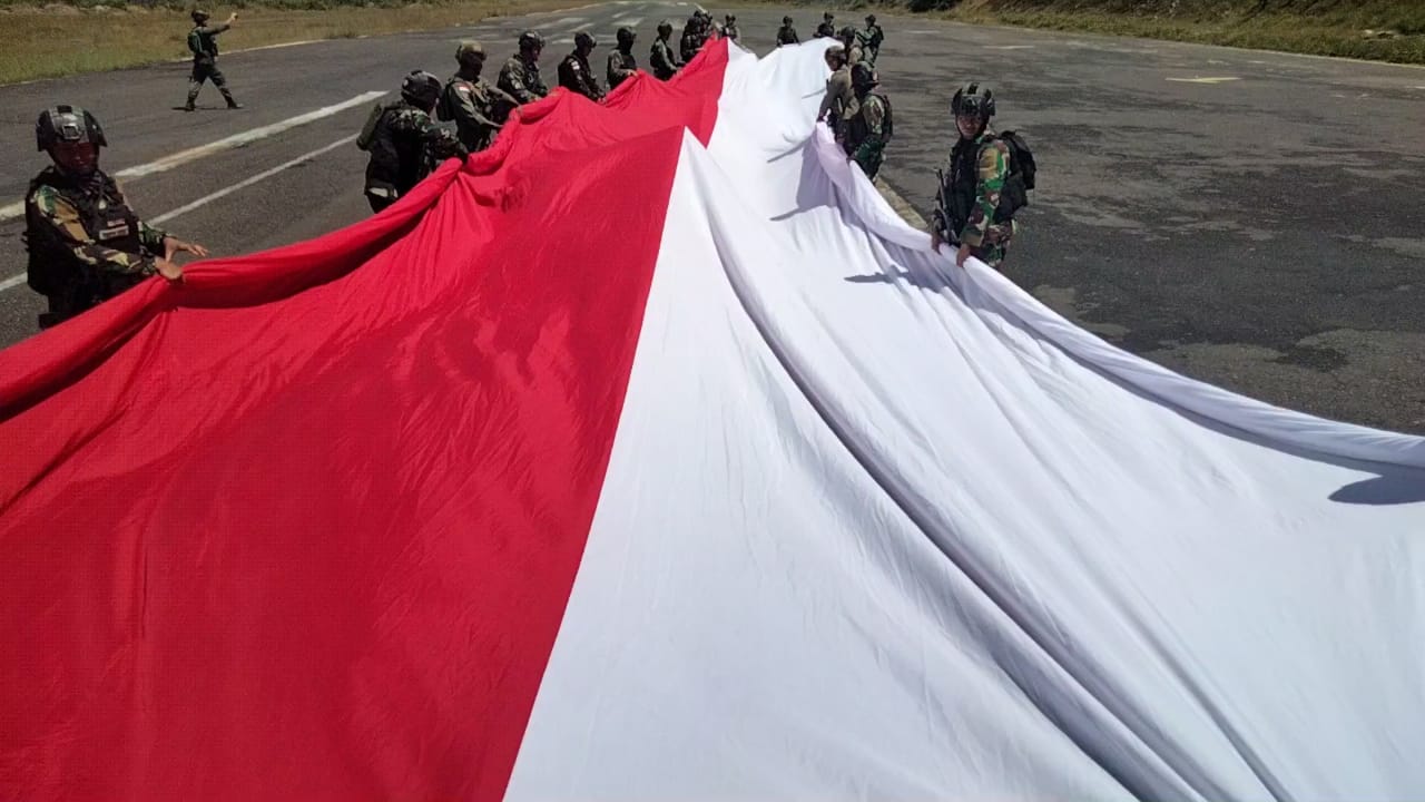 Peringati HUT Ke-76 RI, Satgas Yonif Para Raider 501 Kostrad Kibarkan Bendera Merah Putih Raksasa Di Kab. Intan Jaya Papua