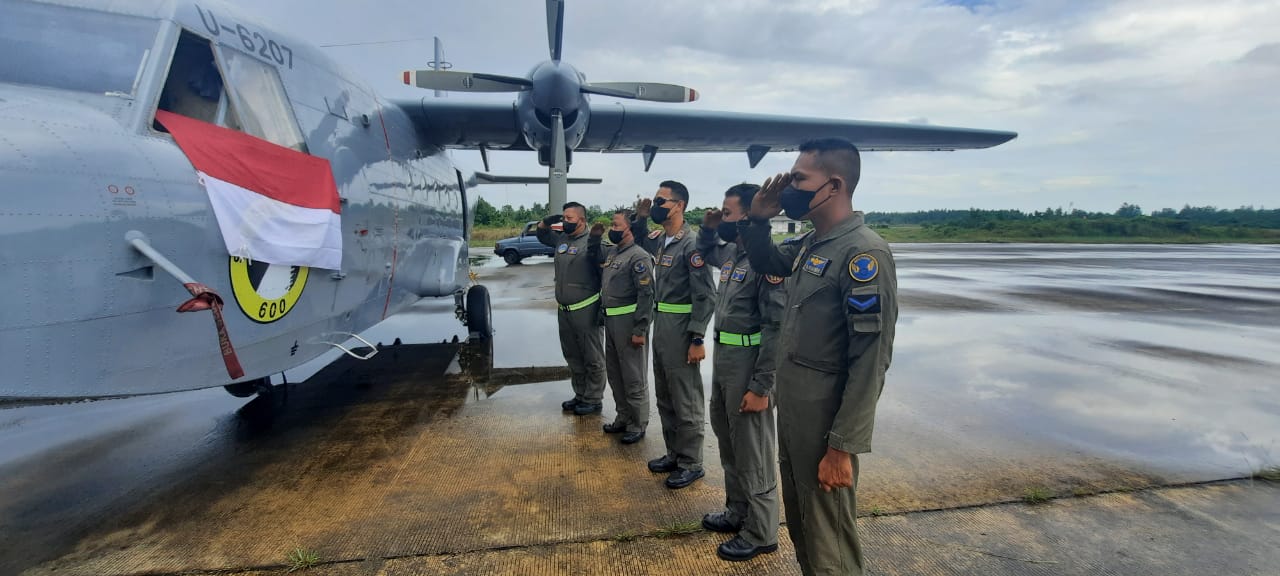 Pesawat TNI AL Skuadron 600 Wing Udara 2 Puspenerbal Kibarkan Bendera Merah Putih di Perbatasan