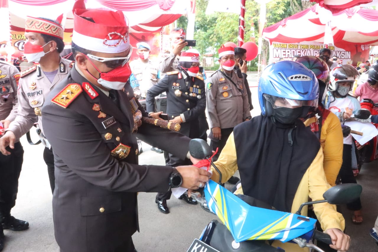 Kapolda Kalteng Tinjau Vaksinasi Drive Thru di Stadion Sanaman Mantikei