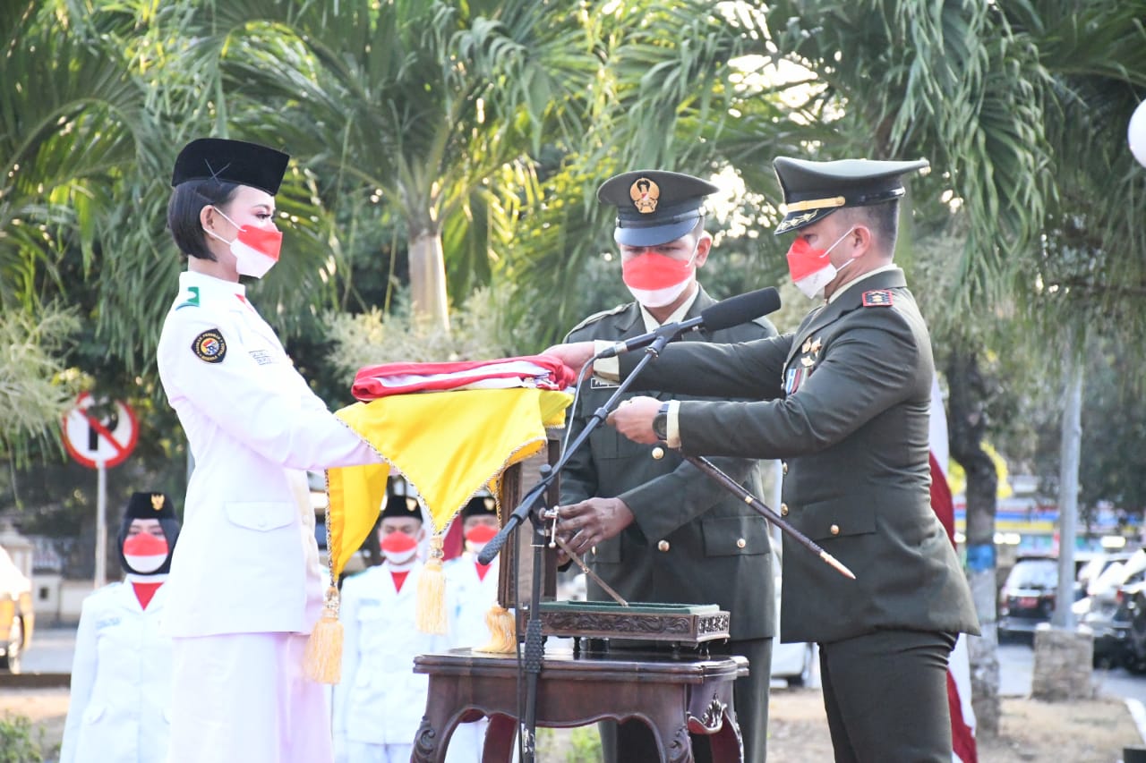 Dandim 0802/Ponorogo Jadi Irup Pada Upacara Penurunan Bendera Merah Putih HUT Ke 76 Kemerdekaan RI di Kabupaten Ponorogo