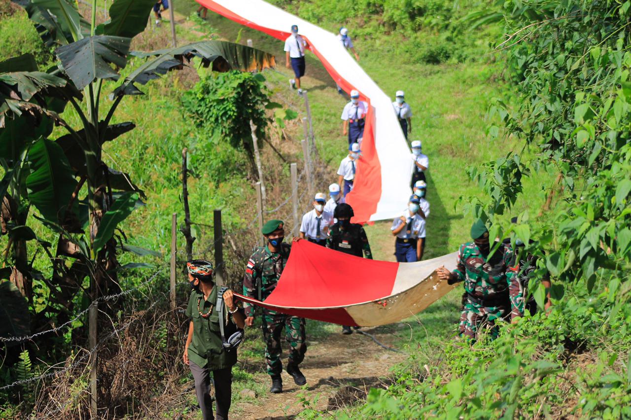 Peringati HUT RI Ke-76, Satgas Pamtas Yonarhanud 16/SBC Kostrad Bersama Elemen Masyarakat Serentak Kibarkan Merah Putih di Perbatasan 