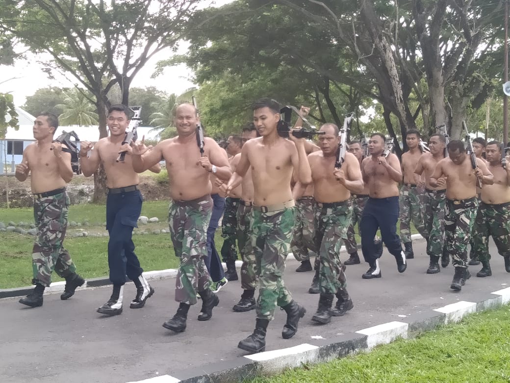 Lari Menggunakan Senjata, Bukan Hal Baru Bagi Seorang Prajurit Perbatasan