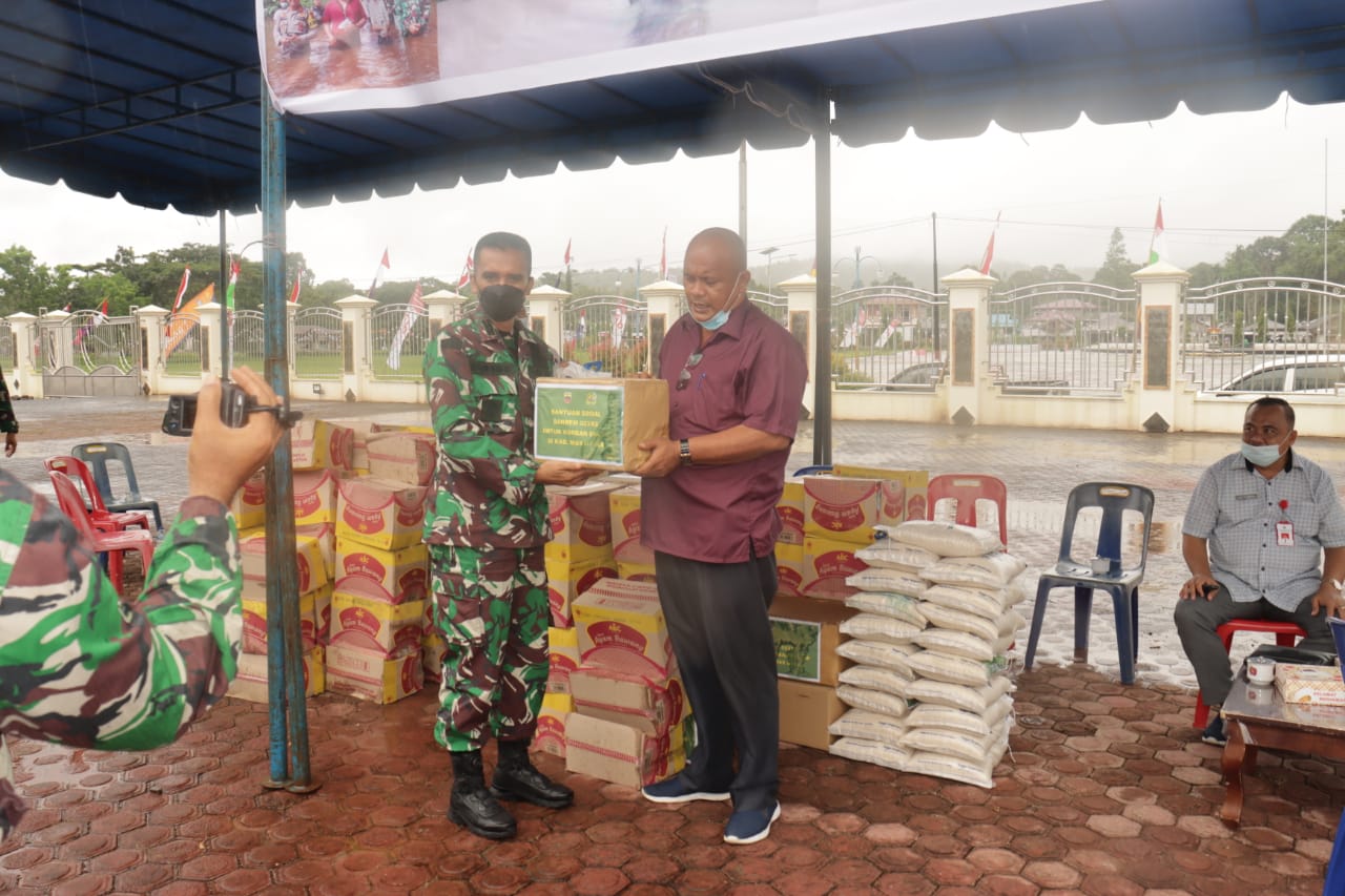 Danrem 023/KS Berikan Bantuan Sembako Kepada Korban Banjir di Nias Utara