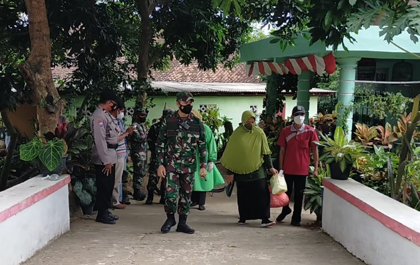 Dandim 0801 Pacitan Ikut Terjun Langsung Pemindahan Masyarakat Isoman Ke Isoter