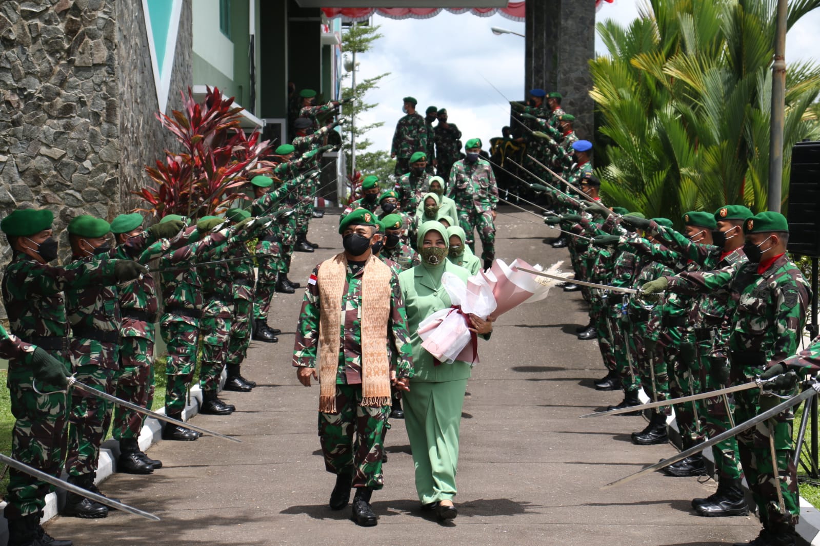 Pedang Pora dan Cium Pataka Warnai Pelepasan Brigjen TNI Djaka Budhi Utama