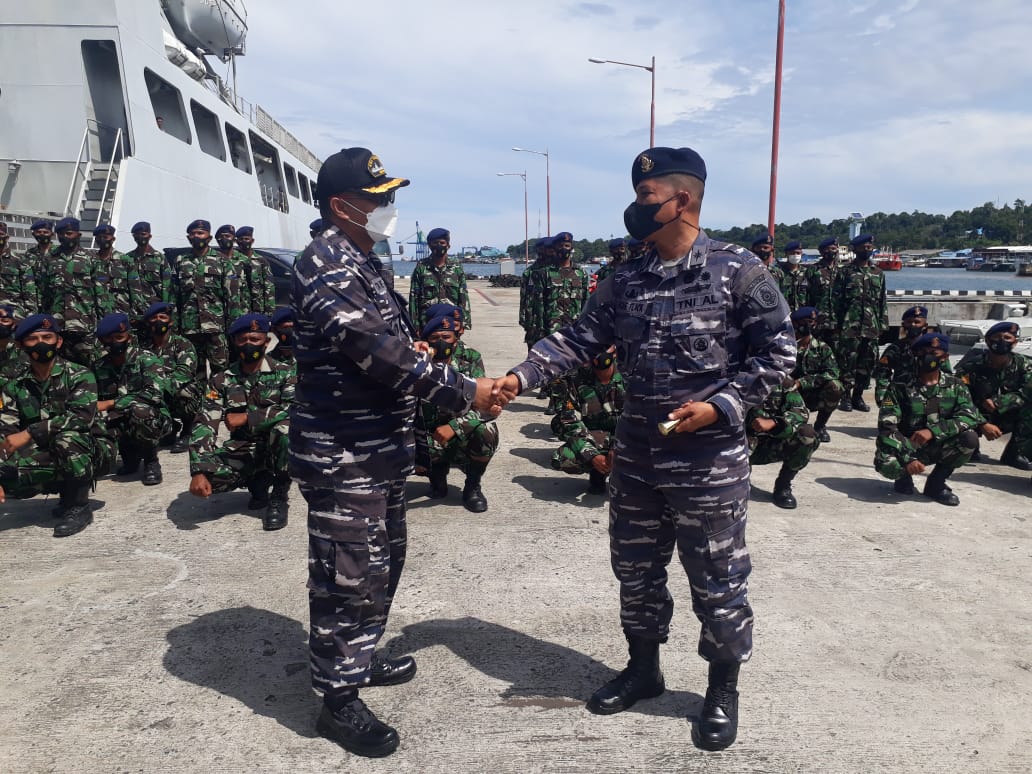 Prajurit Siswa TNI AL Satdik 3 Sorong Lattek di KRI Tarakan 905