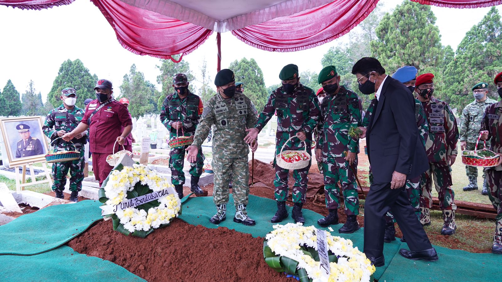 Pangkostrad Hadiri Pemakaman Mantan Panglima Kostrad Letjen TNI (Purn) Kuntara