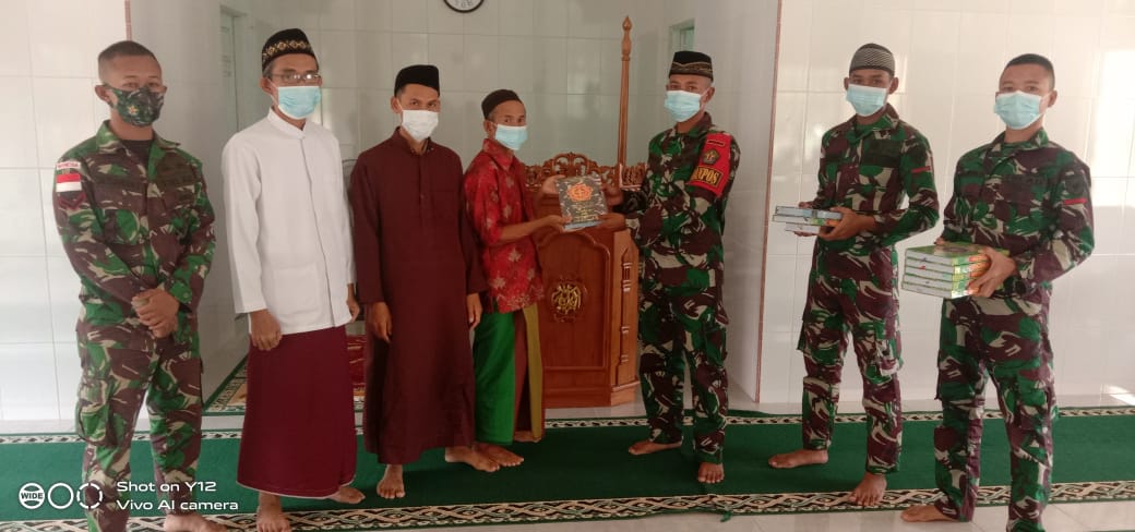 Satgas Pamtas Yonif Mekanis 643/WNS Berikan Bantuan Al-Qur’an Kepada Masjid Baitul Mugni Di Perbatasan