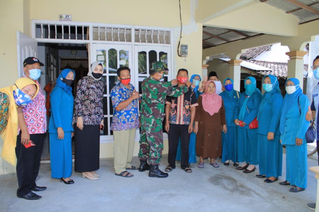 Bersama Perangkat Desa Sukorejo Wetan Serma Mudjiono Bagikan Masker ke Warga