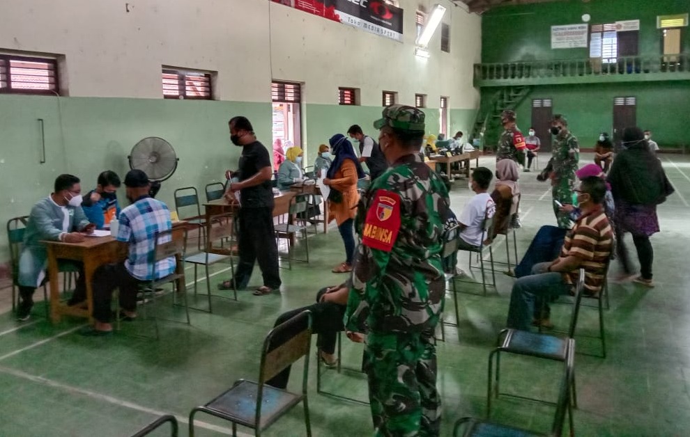 Dukung Program Pemerintah, Kodim 0806/Trenggalek Beserta Jajaran Bantu Pengaman Pelaksanaan Giat Vaksinasi