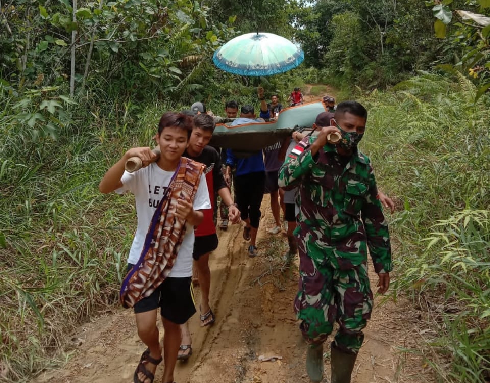 Menggunakan Tandu Darurat, Satgas Pamtas Yonif Mekanis 643/Wns bersama Masyarakat Evakuasi Ibu Hamil