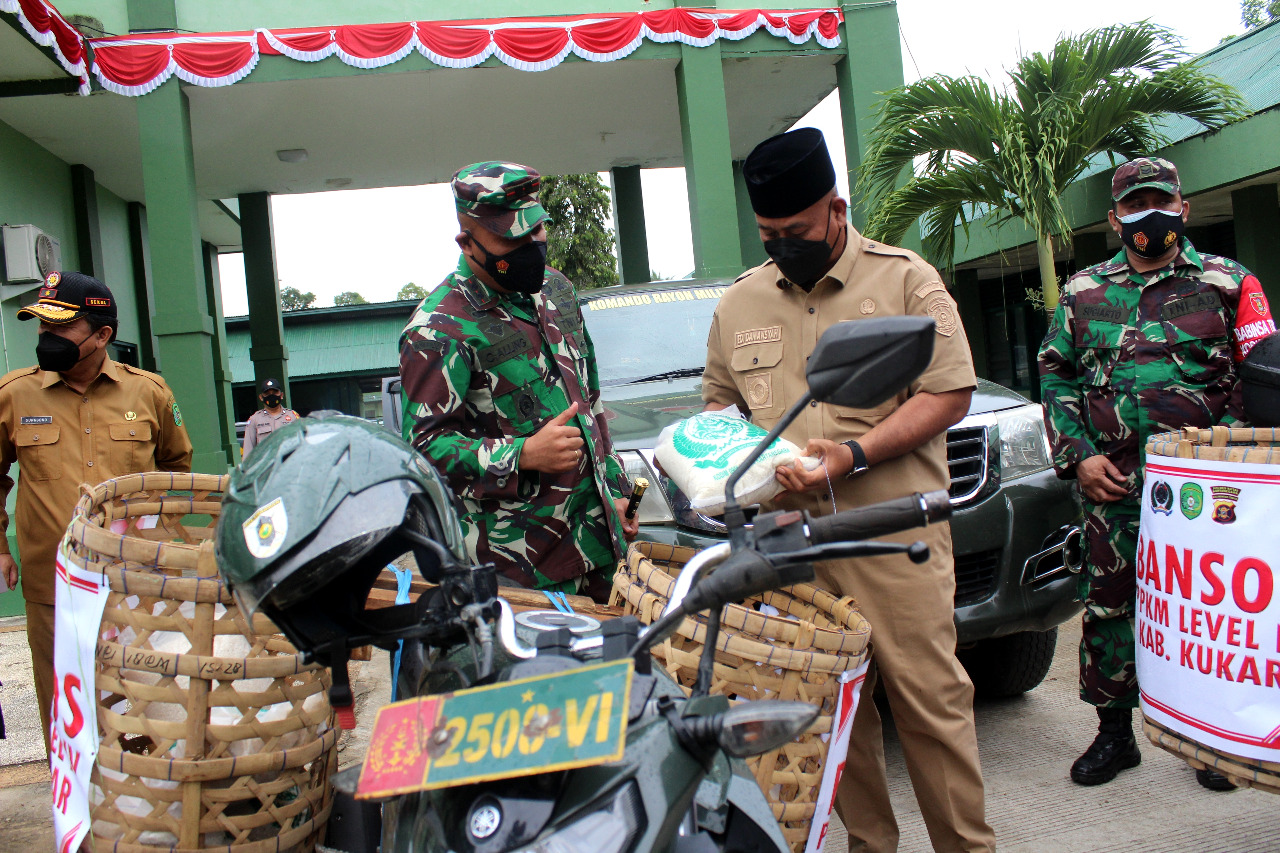 Bupati Kutai Kartanegara bersama Dandim 0906/Kkr Melepas Pendistribusian Bansos