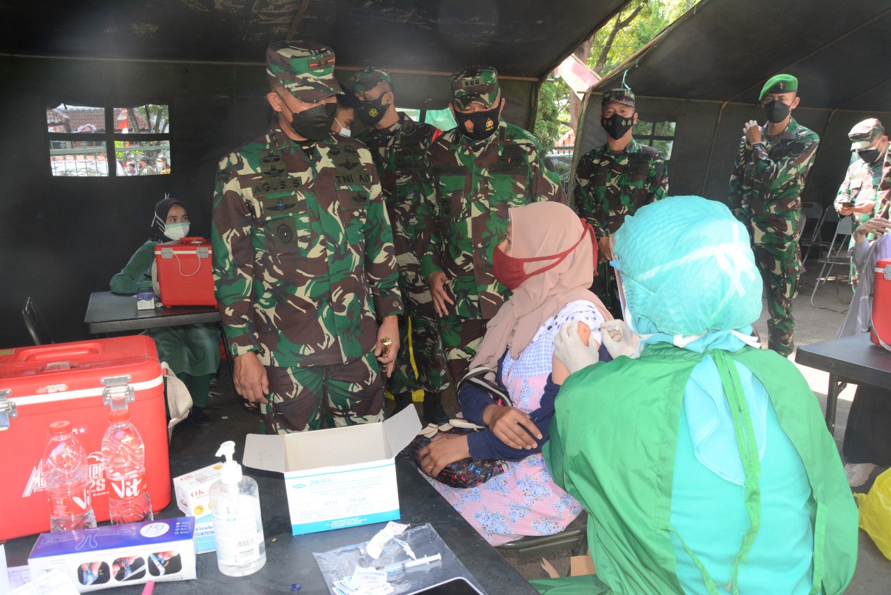 Pangdam III/Slw Tinjau Vaksinasi Reguler di FKTP BP.Wirasakti Kesdam III/Slw