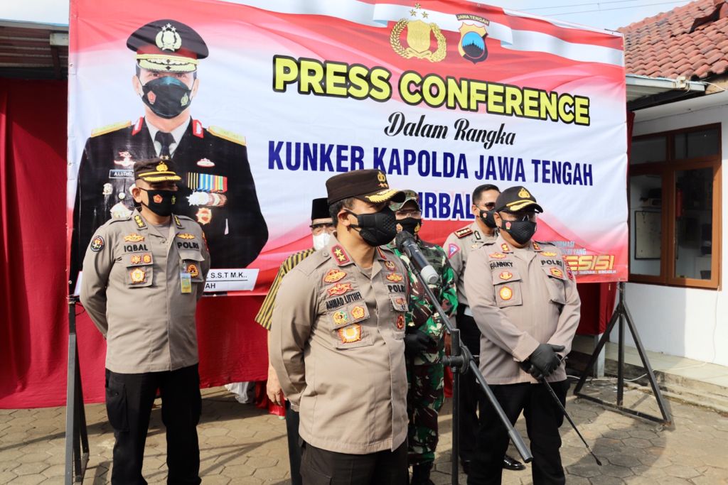 Kapolda Tinjau Vaksinasi 300 Buruh Pabrik di Purbalingga