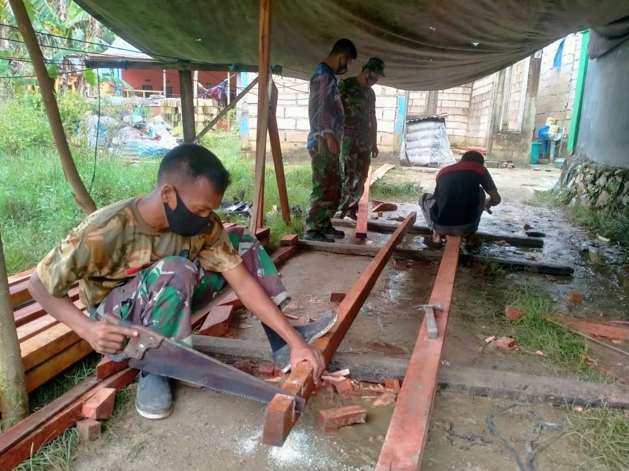 Pembangunan Rumah Warga Saat Pra TMMD Menerapkan Prokes Covid-19