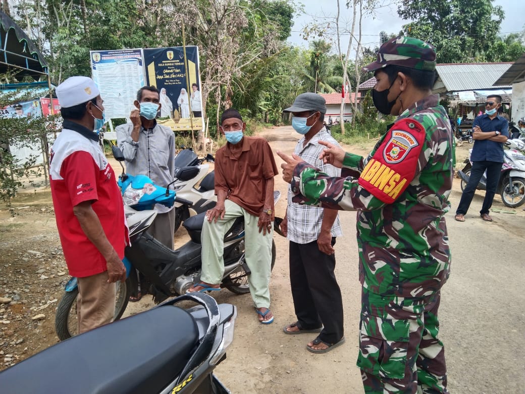 Sambangi Desa Binaan, Babinsa Kodim 1002/HST Himbau Warga Patuh Pada Protokol Kesehatan